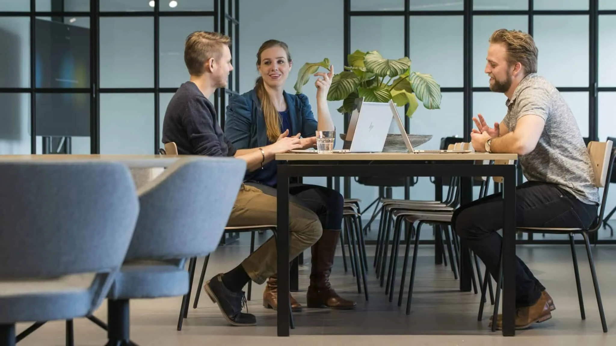Collega's in overleg aan een vergadertafel