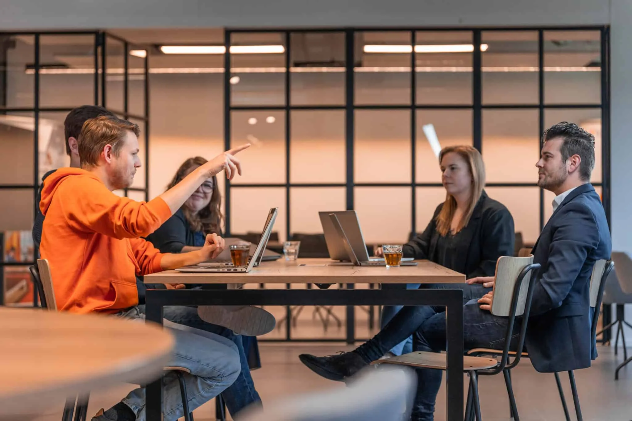 Collega's werken samen aan een lange tafel